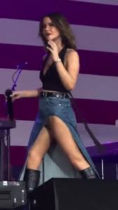 moren_morris_live_upskirt_