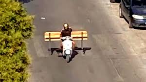 ruba_panchina_con_scooter_palermo_