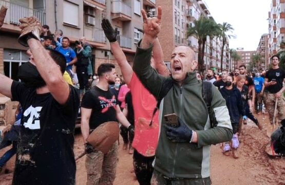 folla-inferocita-contro-il-re-a-paiporta-valencia_