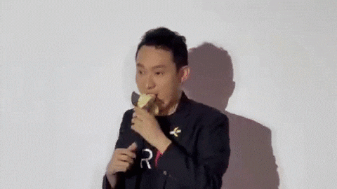 justin-sun-mangia-la-banana-di-cattelan_7_milioni_di_euro_