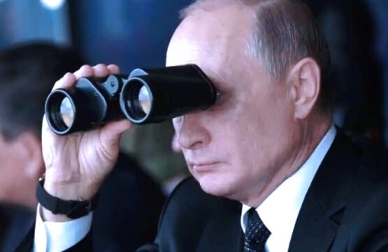 vladimir-putin_con_binocolo_